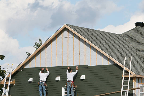 Professional Vinyl Siding technician working in Freeport, NY